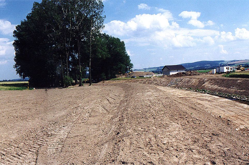14/8 V letech 1996 a 1997 došlo k přetoku povodňových vod Hvozdnice do sousedního Otického příkopu a k zaplavení Opavy Kylešovic. Čerstvá  levobřežní hrázka na snímku (km 2,3 - po toku) je těsně po svém dokončení v r. 2003