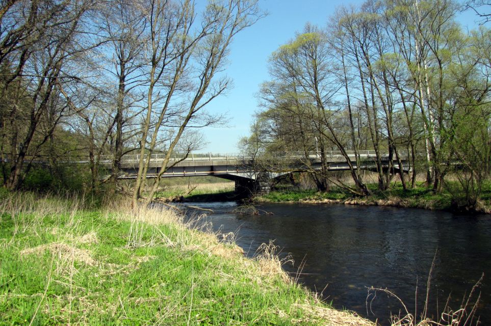13/11 Most silnice I/ 46 Opava  - Šternberk (km 53,4) je situován v úseku mezi hrází přehrady Slezská Harta a koncem vzdutí Kružberské nádrže (proti vodě) 