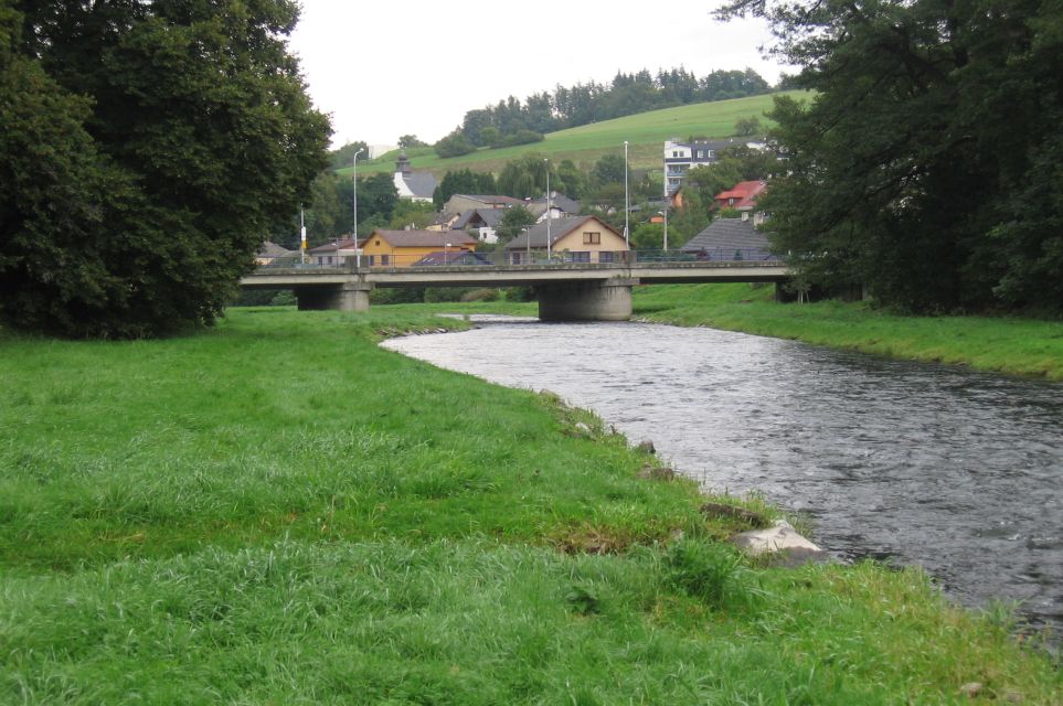 13/22 Říční trať přes Hradec nad Moravicí spadá do 12 km dlouhého dolního úseku, který byl regulován v období mezi světovými válkami.
