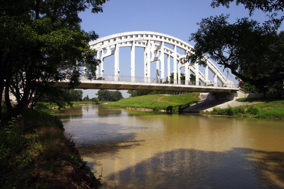 21/17 Most sokolovských hrdinů (km 23,8) je technickou památkou (Vierendeelův nosník), jehož konstrukce byla zvýšena o cca 1,5 m, když most vlivy poddolování zaklesl pod úroveň návrhového povodňového průtoku. Most je dnes součástí promenádní trasy lázní Darkov