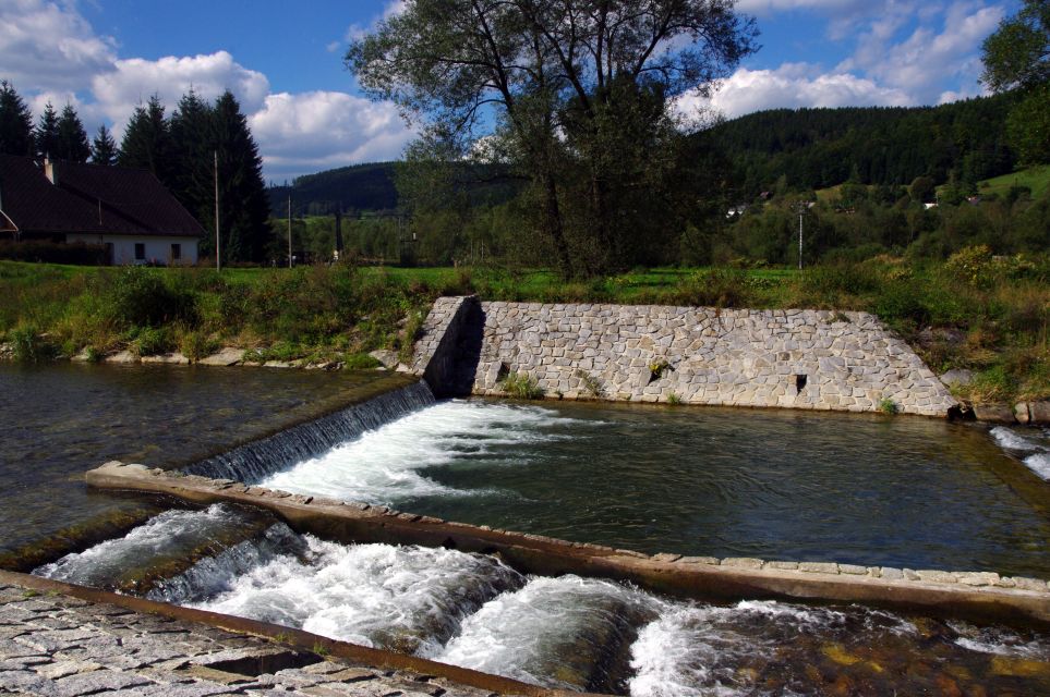10/5 Spádový stupeň obnovený s rybím přechodem po povodni v r. 1997 (km 105,0).