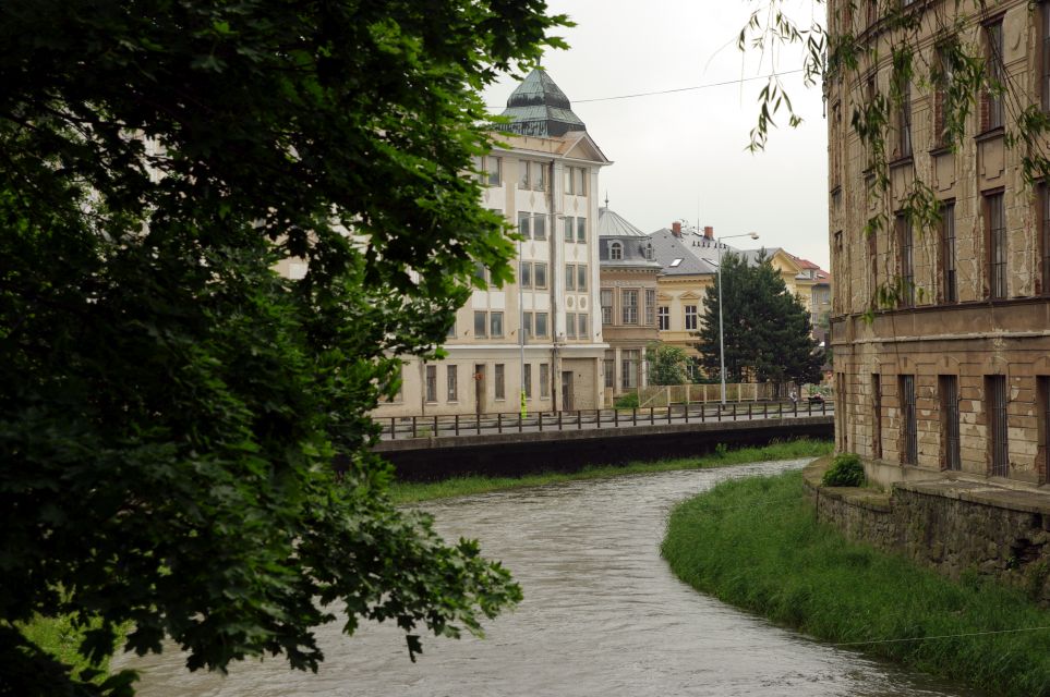 10/11 V Krnově řeka protéká přímo centrem města (z mostu v km 70,8 po toku)