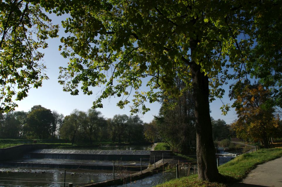 10/18  K nejvýznamnějším objektům na řece patří jez v   Městských sadech v Opavě (km 39,5). Odběr na pravém břehu je hlavním zdrojem vody pro náhon protékající městem