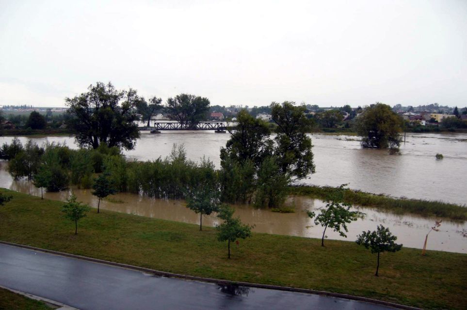 10/23 Inundace za povodně v r. 2007v úseku pod mostem trati ČD Opava vých. nádr. – Kravaře (km 33,9, - z pravého břehu směrem proti vodě)