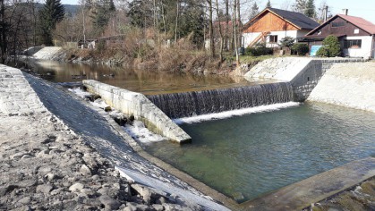 Domy v Raškovicích chrání devět obnovených spádových stupňů na řece Mohelnici